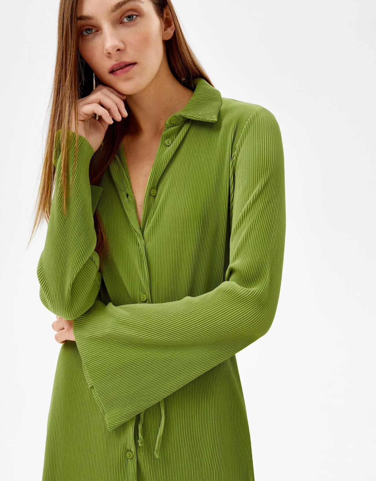 Plissiertes Minikleid mit langen Ärmeln und Gürtel